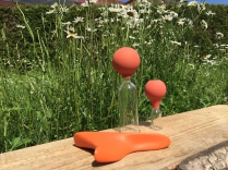 Massagetools auf Holzbrett vor einer Wiese