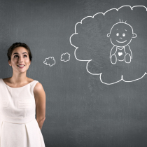 Frau mit Gedankenblase  auf einer Tafel