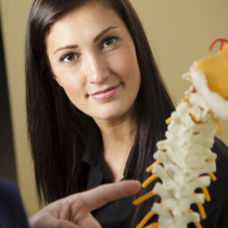 Frau mit Wirbelsäulenmodell