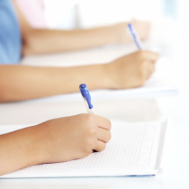 2 Menschen machen sich Notizen